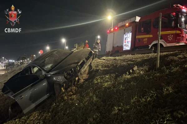 Acidente na EPTG deixa dois feridos após motorista perder controle