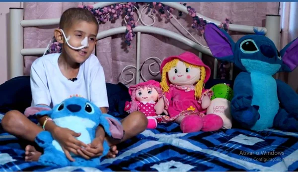 imagem colorida menina de 11 anos espera medicamentos contra cancer parana
