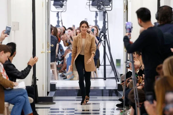 Victoria Beckham estreia no LFW 2018. Ela se reinventa, mas não inova