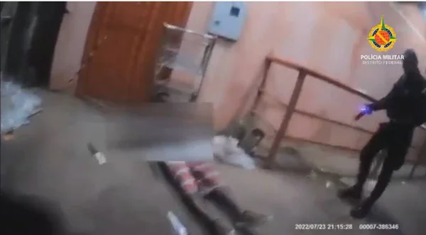 Homem atingido com arma de choque