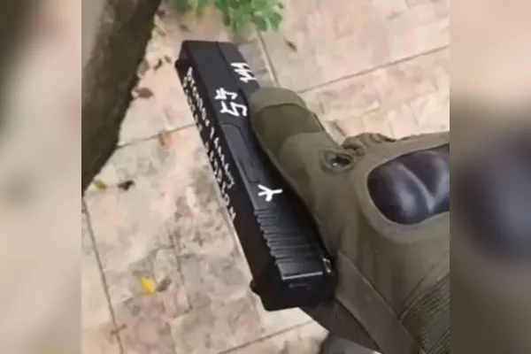 Adoelscente com arma falsa ameaça ataque a escola em MG