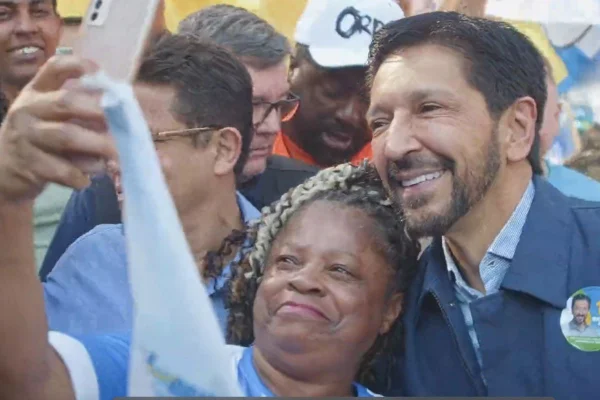 IMAGEM colorida mostra ricardo nunes tirando selfie com mulher durante campanha