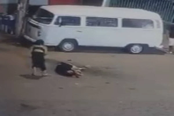 Imagens mostram homem caído no chão sendo executado perto de mercado