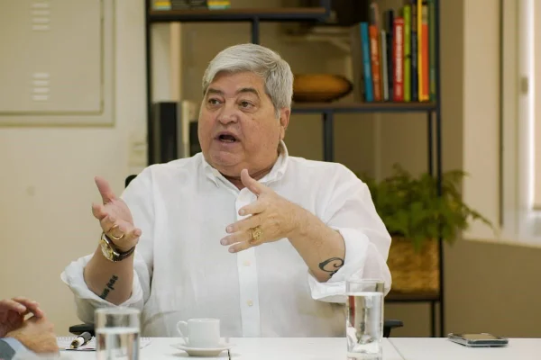 Foto colorida de José Luiz Datena, de cabelo branco e camisa branca - Metrópoles