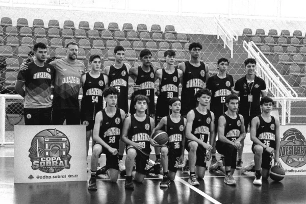 Imagem em preto e branco de time de basquete