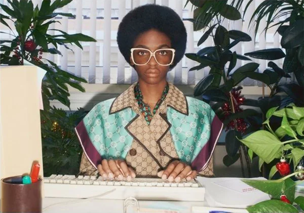 Modelo de óculo com teclado, em campanha da Gucci