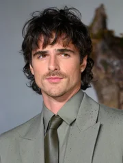 Jacob Elordi combina o bigode fino com um cavanhaque Jacob Elordi combina o bigode fino com um cavanhaque