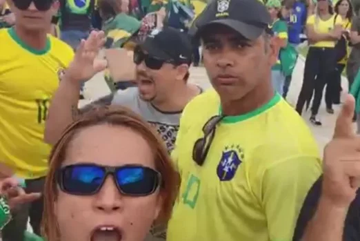 Foto colorida dos apoiadores extremistas de Bolsonaro Diego e Ana - Metrópoles