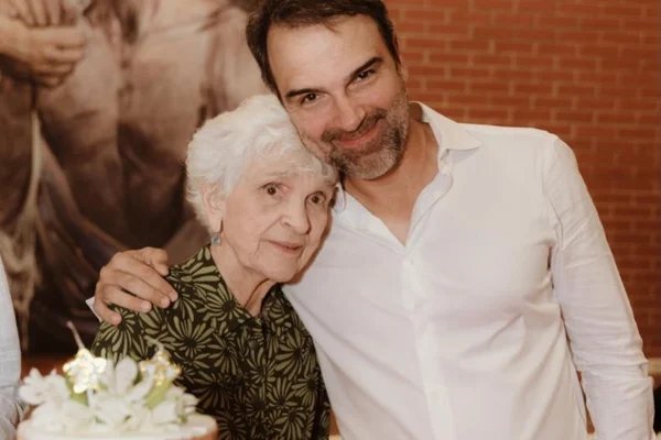 Imagem colorida de Tadeu Schmidt ao lado da mãe, Dona Janira - Metrópoles