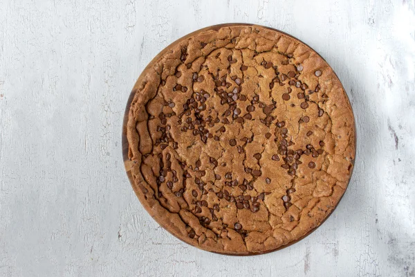 foto colorida Cookie de creme de avelã com casquinha crocante e recheio cremoso