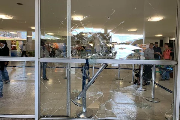 Vídeo. Homem quebra vidro no Senado e grita: “Aqui é casa do povo”