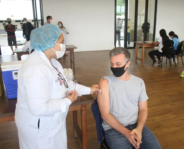 Luciano Huck recebe a primeira dose da vacina contra covid-19 Na na zona sul do Rio