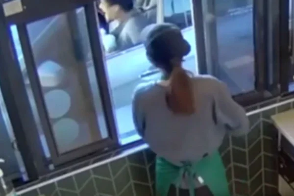 Foto colorida de homem que teve o pênis desfigurado por chá quente que caiu em seu colo - Metrópoles