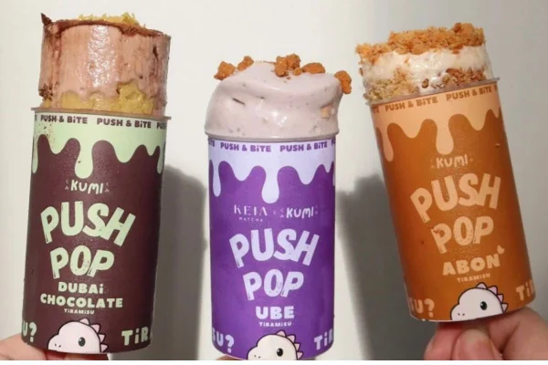 três push pops de tiramisu