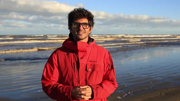 Brasileiro ganha prêmio mundial de ecologia por projeto com botos