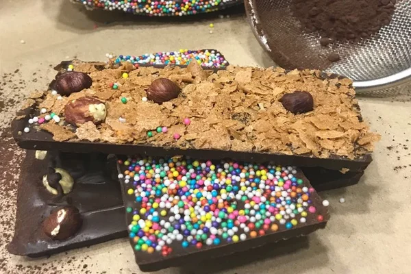 Chef Gracco Magalhães apresenta cascas de chocolate belga na Páscoa