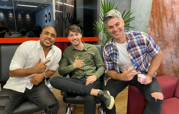 Jair Renan estreia canal e fala de sexo e racismo com influenciador polêmico