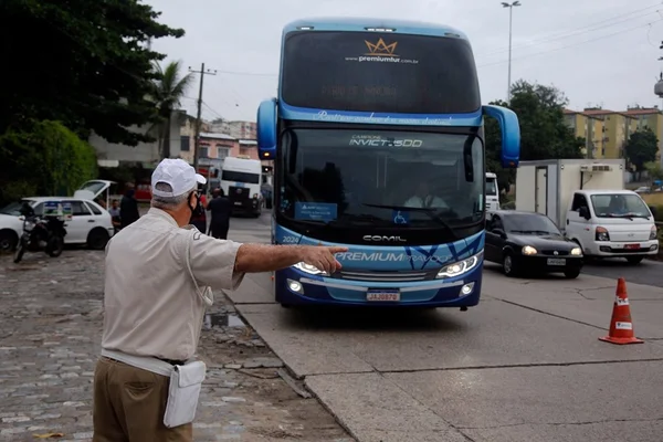 Rio bloqueia ônibus e vans fretados que chegam para o Carnaval