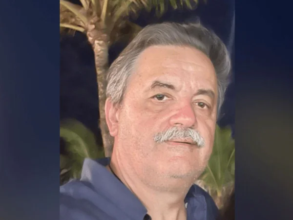 Foto colorida mostra homem de cabelo grisalho e bigode
