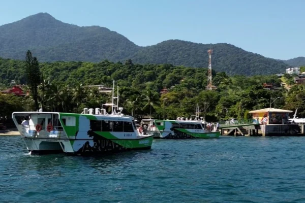 Imagem mostra embarcação em orla marítima - Metrópoles
