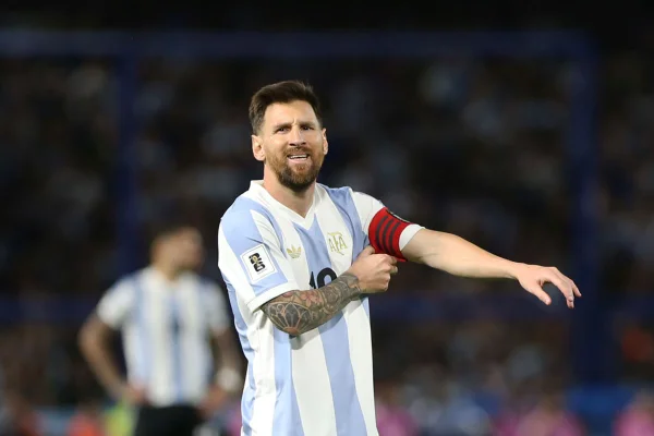 Imagem colorida de Lionel Messi - Metrópoles