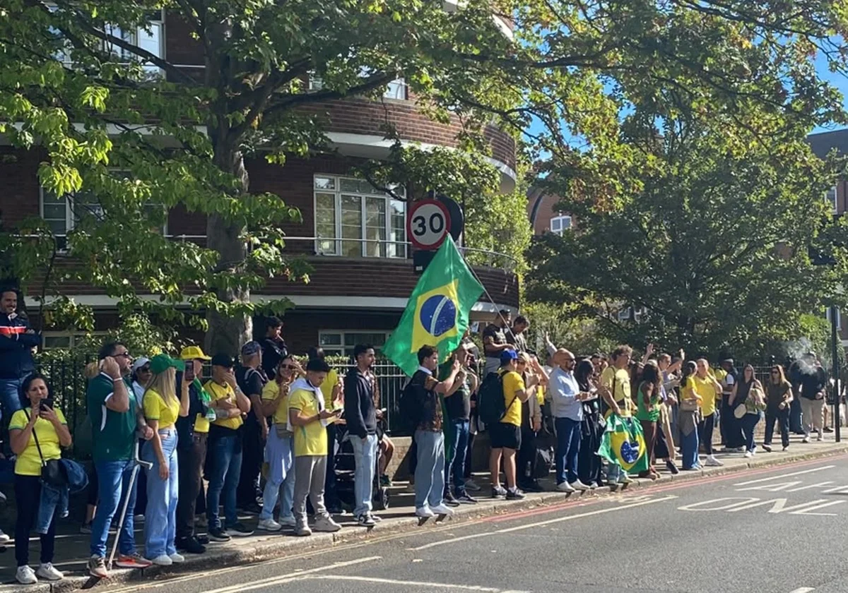 Eleição: Londres tem lulistas x bolsonaristas, samba e até venda de toalhas - imagem 2 Eleição: Londres tem lulistas x bolsonaristas, samba e até venda de toalhas - imagem 2