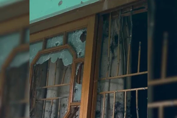 Foto colorida de casa onde atirador fez família de refém, em Novo Hamburgo (RS) - Metrópoles