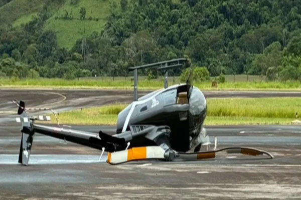 Imagem colorida,Helicóptero danificado após tentativa de furto- Metrópoles