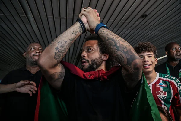 Marcelo é recepcionado no RJ com festa da torcida do Fluminense