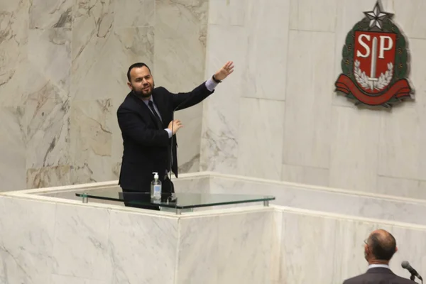 O deputado Gil Diniz (sem partido) discursa sem máscara contra CPI da Prevent Senior