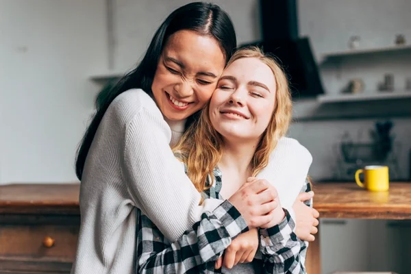Duas mulheres se abraçando