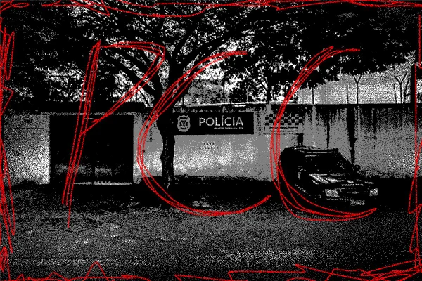 Arte gráfica com foto de fachada de imóvel de um andar, em preto e branco, sobre o qual há escrito em vermekho PCC - Metrópoles