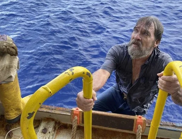 Marinheiro é encontrado a 138 km da costa e agarrado ao barco naufragado