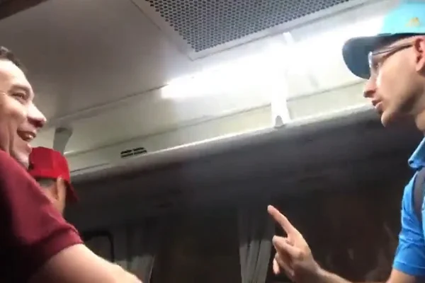Imagem colorida mostra Argentinos e mexicanos discutem em ônibus na Copa do Mundo - Metrópoles