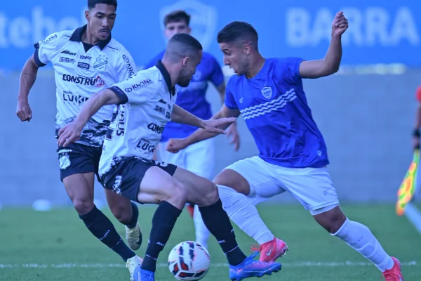 Jogadores de Barra e Inter de Limeira disputam bola durante semifinal da Série D