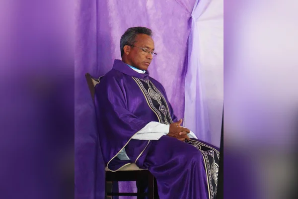 padre de roupa roxa