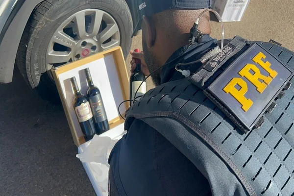 homem com garrafa de vinho na mão