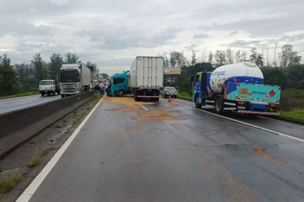 Acidente envolvendo duas carretas aconteceu em Pindamonhangaba nesta terça-feira (9/12). Pista apresentava 8 km de lentidão por volta das 9h - Metrópoles