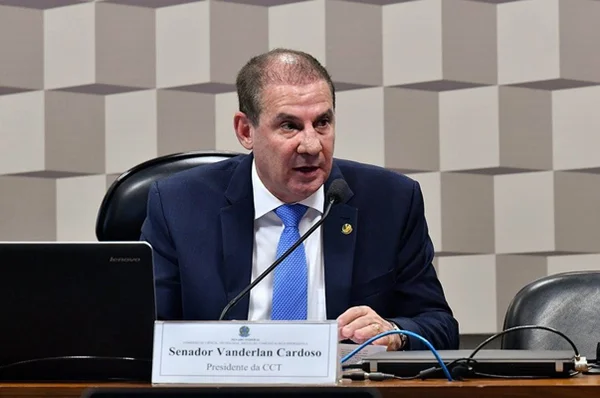 imagem colorida senador vandelan cardoso