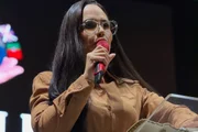 Perlla é clicada durante pregação Perlla é clicada durante pregação