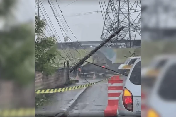 Imagem colorida de poste inclinado no Trevo de Bonsucesso após rompimento de adutora da Sabesp - Metrópoles