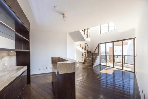 O apartamento de luxo, localizado na Vila Leopoldina, zona oeste de SP, tem 340 m², 5 quartos e uma taxa de condomínio de R$ 6.087 por mês