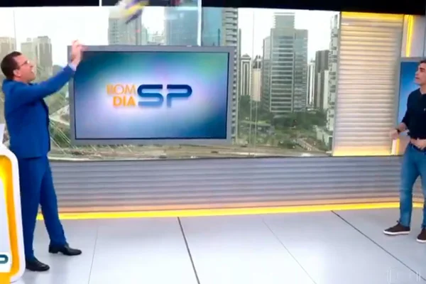 Bocardi joga vôlei no estúdio