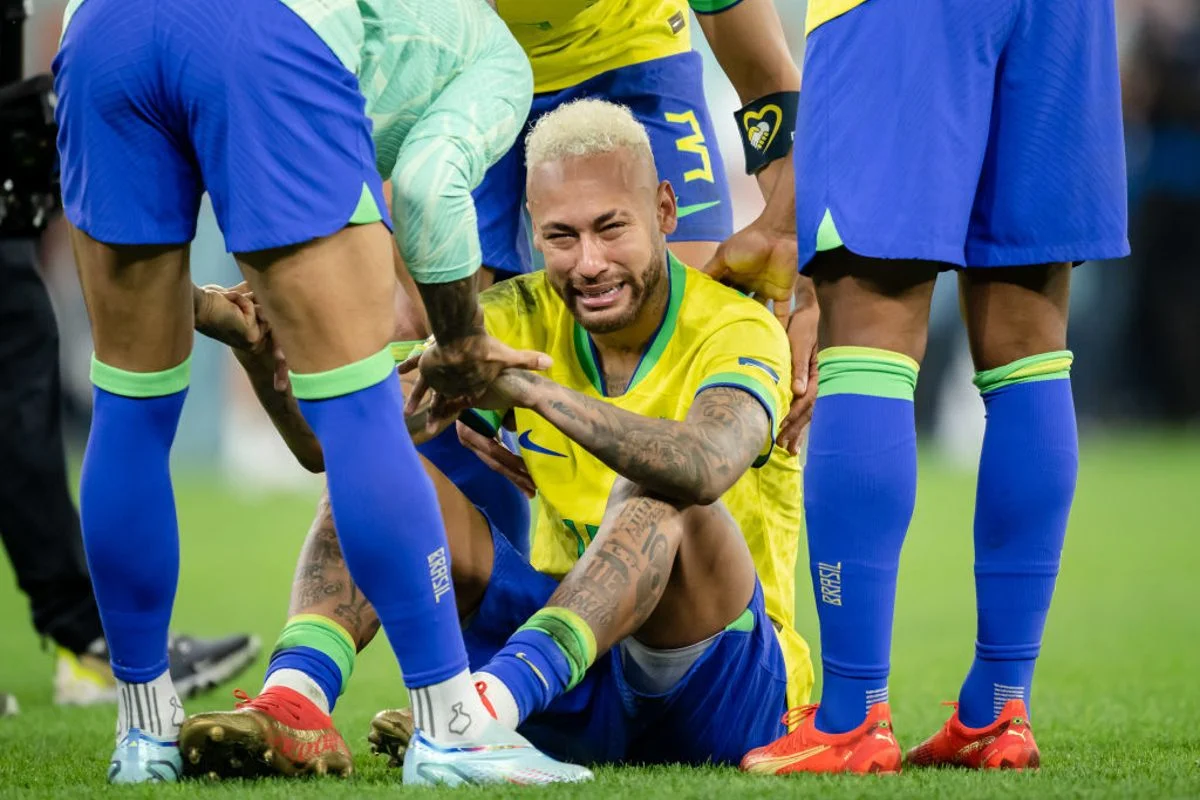 No Brasil, Neymar lamenta eliminação na Copa: "Ainda dói muito"