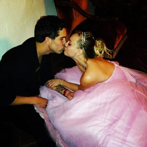 Kaley Cuoco, de “The Big Bang Theory”, anuncia separação e se diverte com amigas