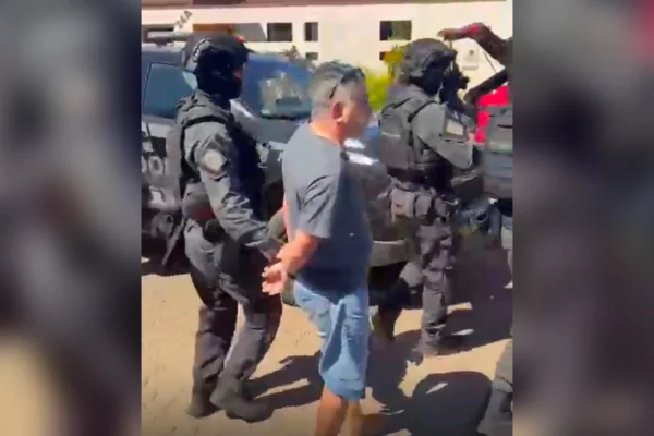 Veja momento em que suspeito de matar casal em condomínio é preso
