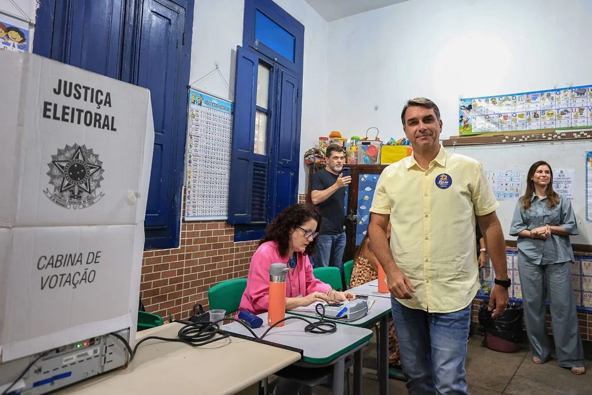 Flávio foi votar acompanhado da esposa, Fernanda Bolsonaro, da mãe, Rogéria Bolsonaro, e do governador eleito do Rio de Janeiro, Douglas Ruas (PL) Flávio foi votar acompanhado da esposa, Fernanda Bolsonaro, da mãe, Rogéria Bolsonaro, e do governador eleito do Rio de Janeiro, Douglas Ruas (PL)