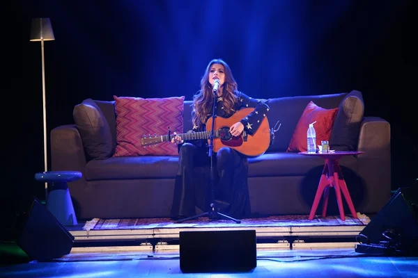 Cadê Luan Santana? Paula Fernandes lança clipe de Juntos sozinha