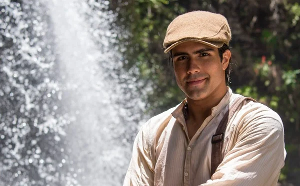 Orgulho e Paixão: Luccino revela a Ernesto que é gay