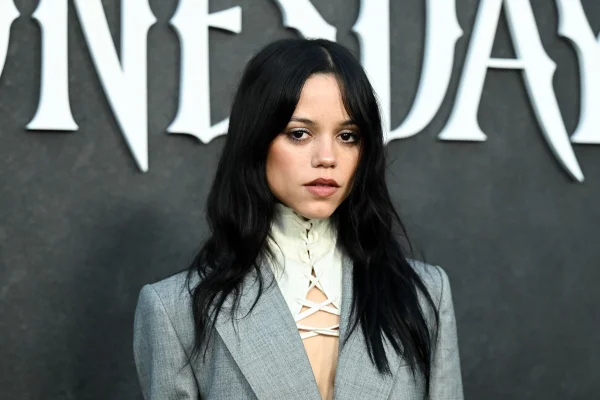 Jenna Ortega no tapete vermelho